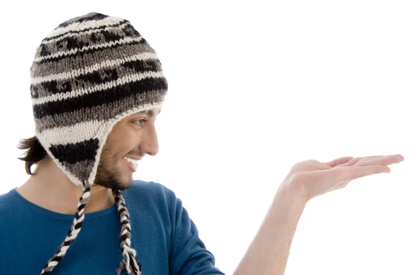 Przystojny facet w wełniana czapka, otwarte dłonie — Zdjęcie stockowe