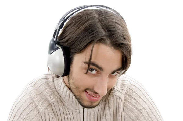 Bonito jovem masculino ouvindo música — Fotografia de Stock