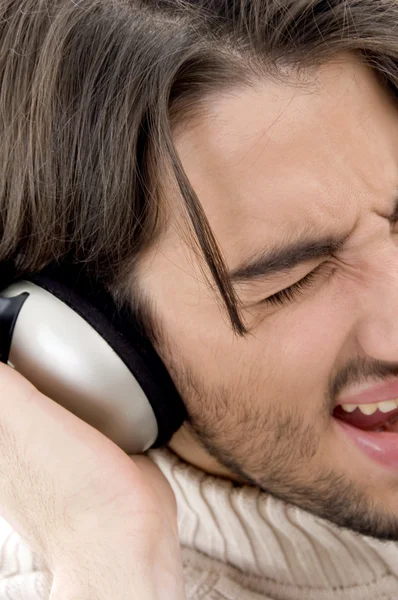 Erkek kulaklıklar müzik dinlemek — Stok fotoğraf