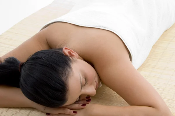 Relaxační mladá žena v ručníku v lázních — Stock fotografie
