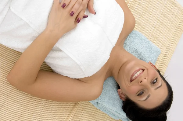 Mulher bonita pronta para massagem — Fotografia de Stock