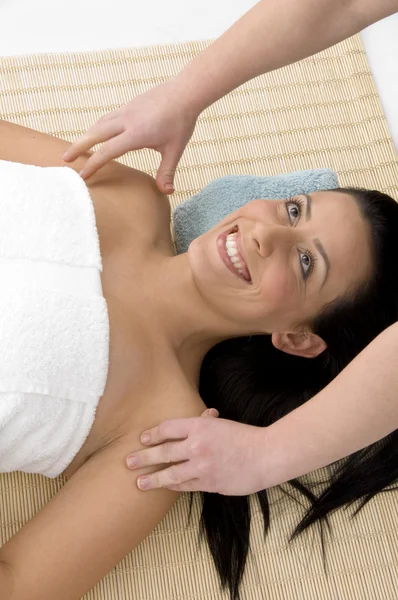 Sorrindo mulher tomando massagem — Fotografia de Stock