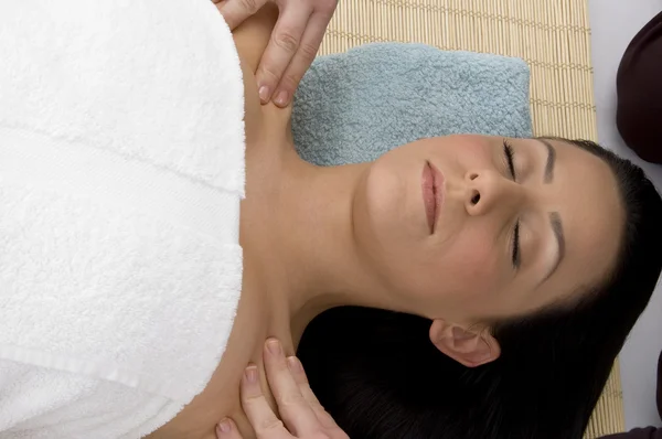 Ung kvinna redo att ta massage — Stockfoto