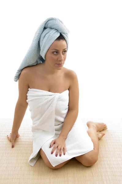 Jovem mulher relaxante depois de tomar banho — Fotografia de Stock