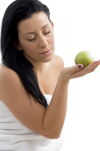 Молода жінка в рушнику тримає яблуко — стокове фото