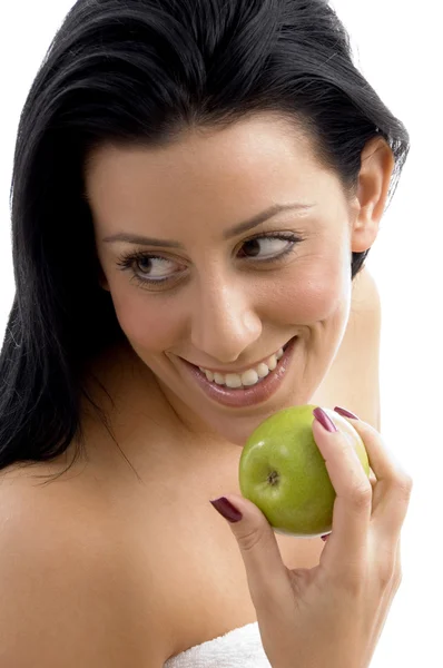 Портрет молодої жінки, що тримає яблуко — стокове фото