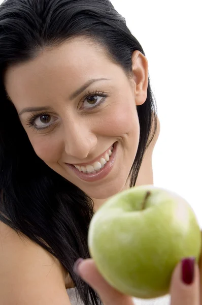 Усміхнена жінка показує яблуко — стокове фото