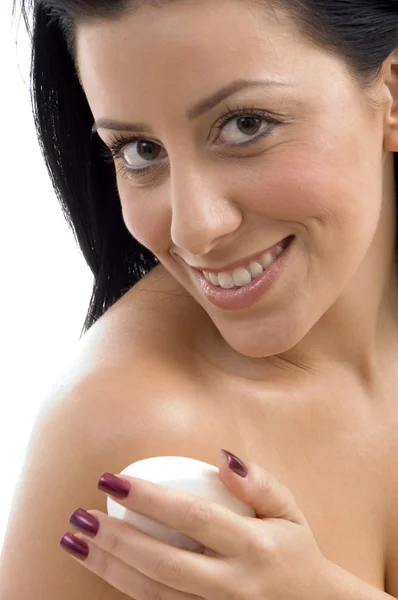 Πορτρέτο του θηλυκό εφαρμογή σαπούνι — Φωτογραφία Αρχείου