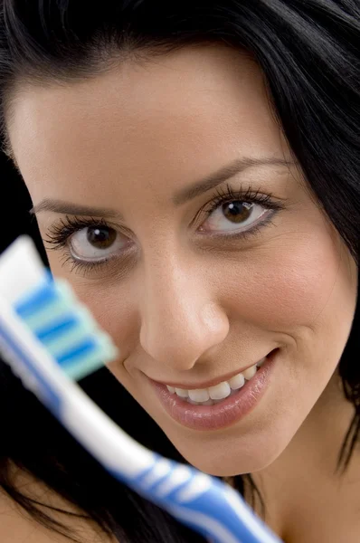 Primer plano de la mujer mostrando cepillo de dientes — Foto de Stock