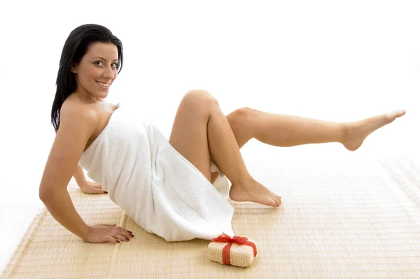 Jovem mulher em toalha com purificador — Fotografia de Stock