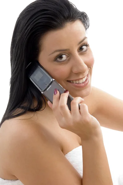 携帯電話で話している女性の笑みを浮かべてください。 — ストック写真