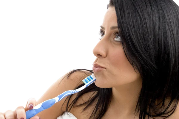 歯ブラシで上向きに探している女性 — ストック写真