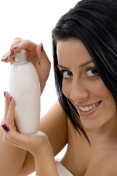 Ritratto di donna con bottiglia di lozione — Foto Stock