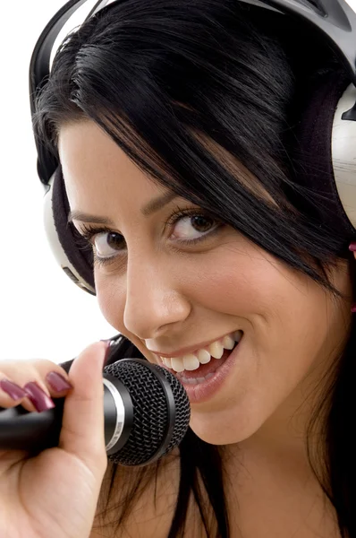 Uśmiechnięta kobieta ze słuchawkami — Zdjęcie stockowe