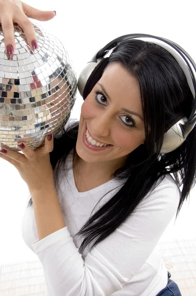 Vrouw genieten van muziek met disco bal — Stockfoto