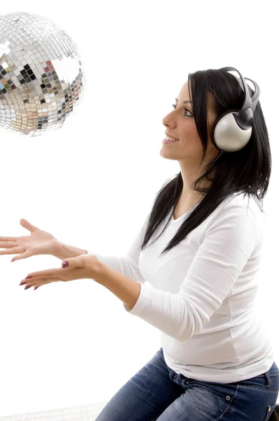 디스코 볼으로 음악을 즐기는 여자 — 스톡 사진