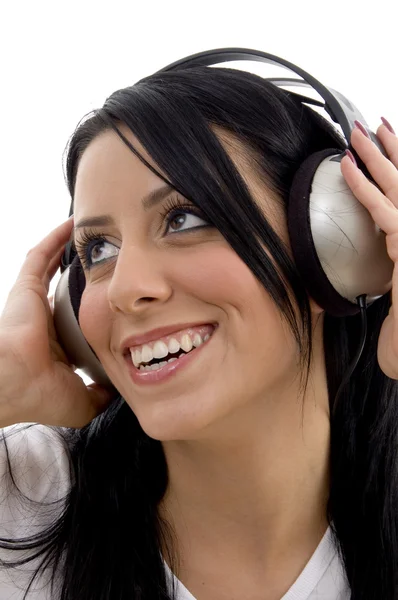 Wesoły młoda kobieta korzystających muzyki — Zdjęcie stockowe