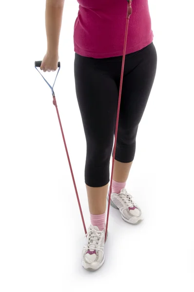 Jeune femme faisant de l'exercice avec corde — Photo