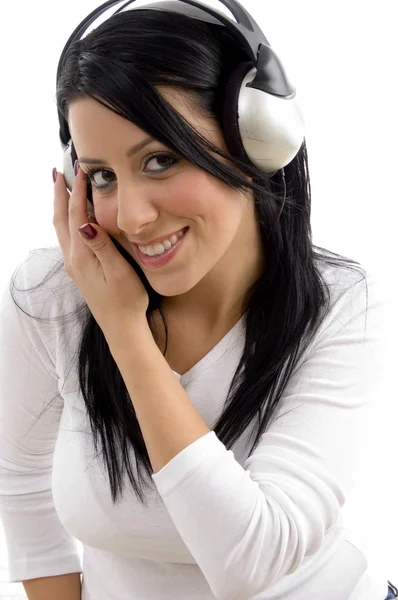 Веселая женщина слушает музыку — стоковое фото