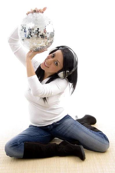 Γυναίκα απολαμβάνοντας μουσική με disco μπάλα — Φωτογραφία Αρχείου