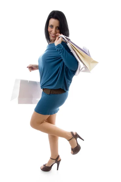 Glada kvinnlig modell med bära väskor — Stockfoto
