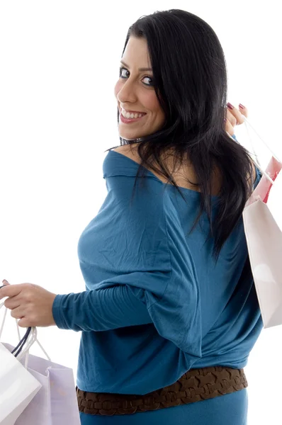 Modèle féminin joyeux avec sacs de transport — Photo