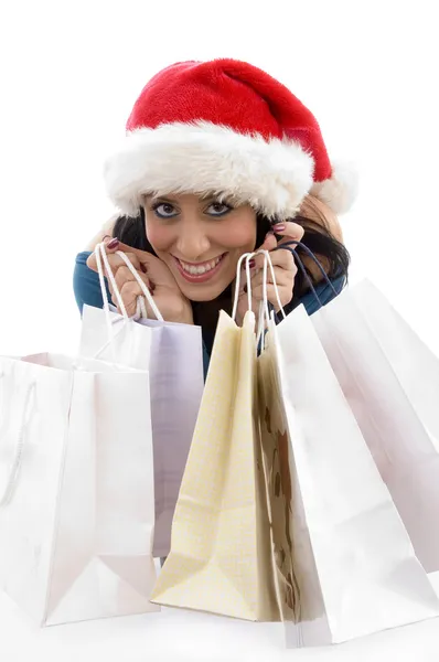 Рождественская женщина держит сумки — стоковое фото