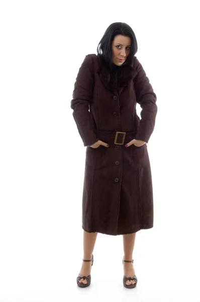 ゴージャスな若い女性の身に着けているオーバー コート — ストック写真