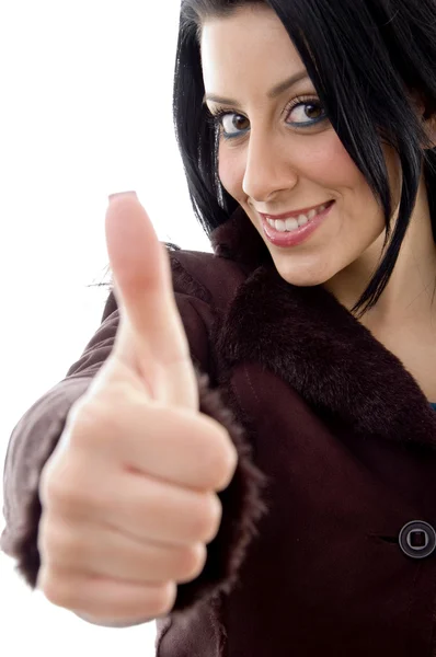Молода жінка з великими пальцями вгору жестом — стокове фото