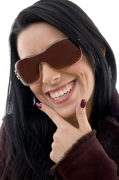 Piacevole femmina indossa occhiali da sole — Foto Stock
