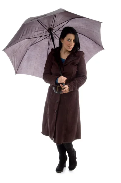 Жінка тримає парасольку і позує — стокове фото