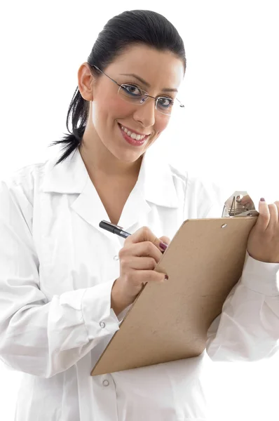 Médico sonriente con almohadilla de escritura — Foto de Stock