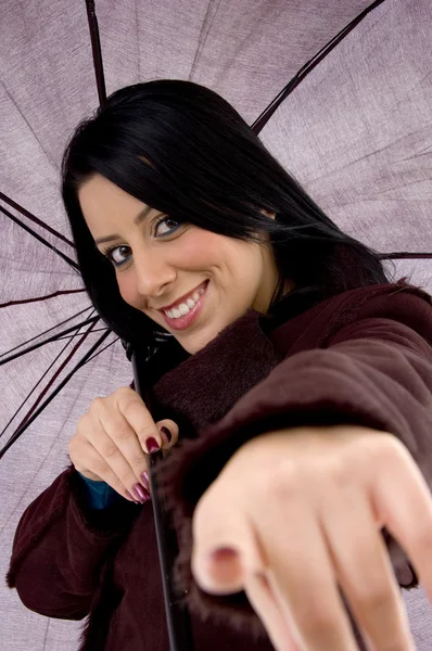 Indicando donna che tiene l'ombrello — Foto Stock
