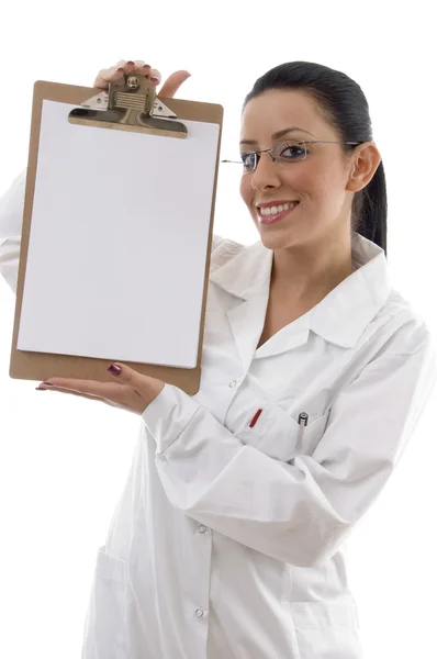 Sorrindo médico mostrando almofada de escrita — Fotografia de Stock