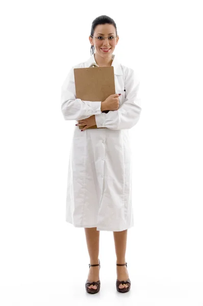 Vista frontal do médico segurando almofada de escrita — Fotografia de Stock