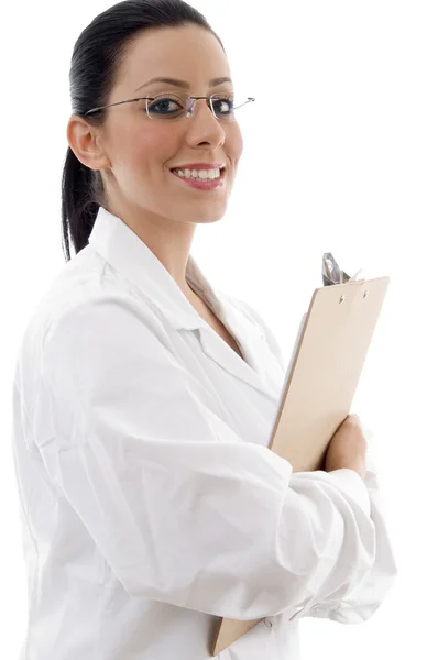 Sorrindo médico segurando almofada de escrita — Fotografia de Stock