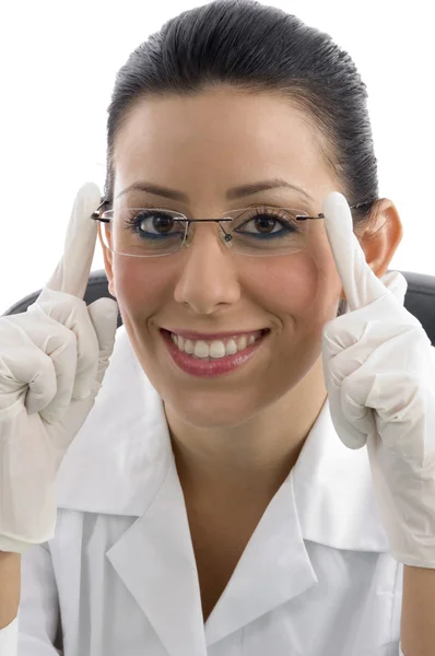 Usmívající se žena doktor s rukou rukavice — Stock fotografie