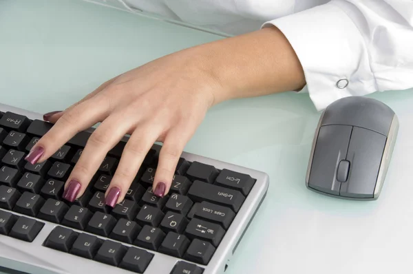 Kvinnlig hand fungerande tangentbord — Stockfoto