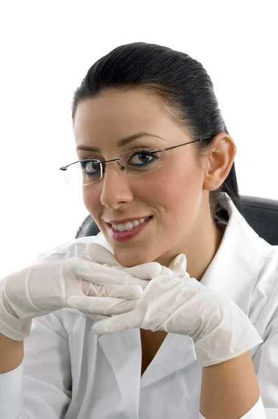 Portret lekarza uśmiechający się noszenia rękawic — Zdjęcie stockowe