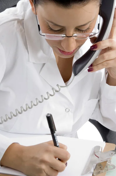 Kvinnliga läkare skriva recept — Stockfoto