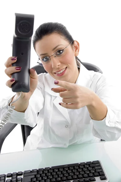 Kobieta lekarz wskazując na odbiornik — Zdjęcie stockowe