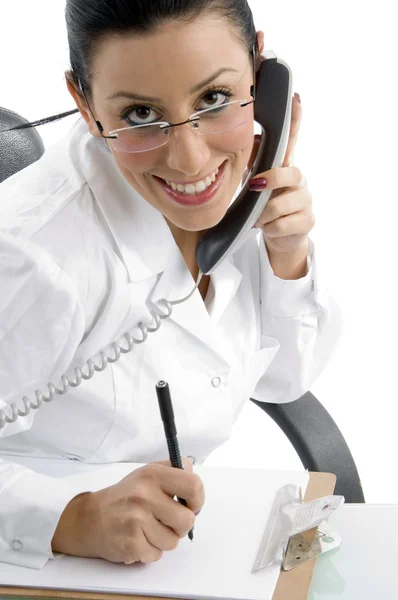 Femmina medico rispondere chiamata e sorridente — Foto Stock
