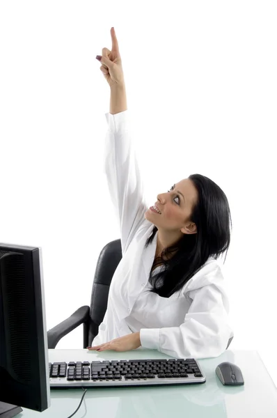 Čelní pohled polohovací ženského lékaře — Stock fotografie