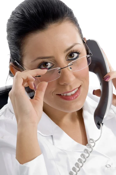 Portrét ženského lékaře drží telefon — Stock fotografie