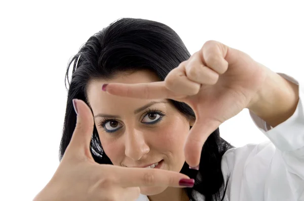 Feminino mostrando emolduramento gesto mão — Fotografia de Stock
