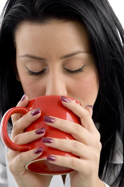 Giovane donna sorseggiando caffè — Foto Stock