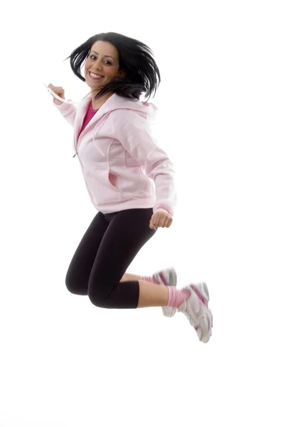Sorrindo modelo feminino saltando alto — Fotografia de Stock