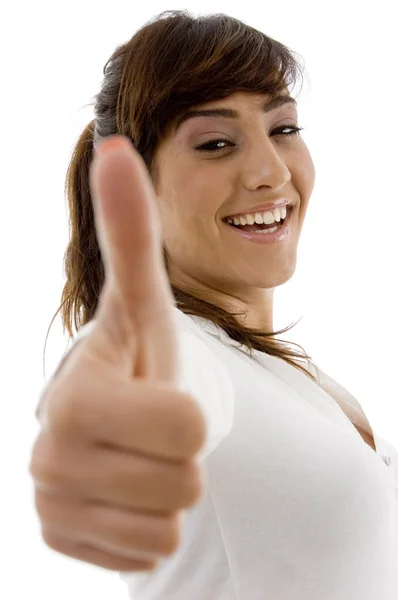 Усміхнена жінка адвокат з великими пальцями вгору — стокове фото