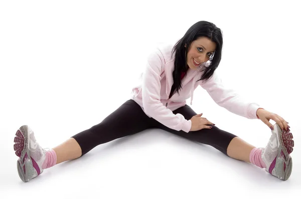 Mulher esticando as pernas, exercitando-se — Fotografia de Stock