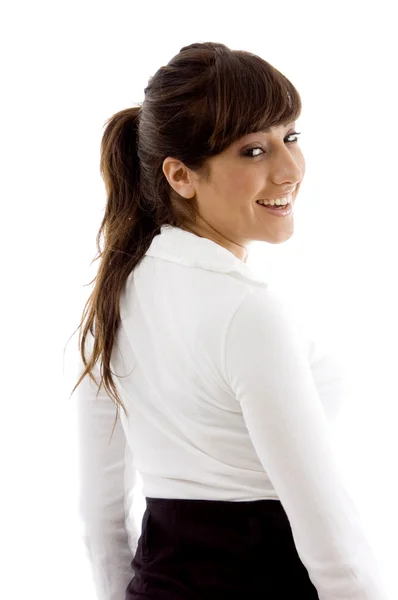 Lächelnde Frau dreht sich in Kamera um — Stockfoto